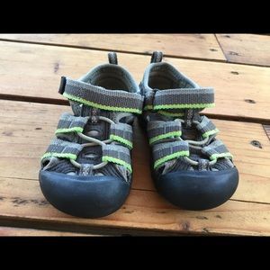 Toddler keens size 6